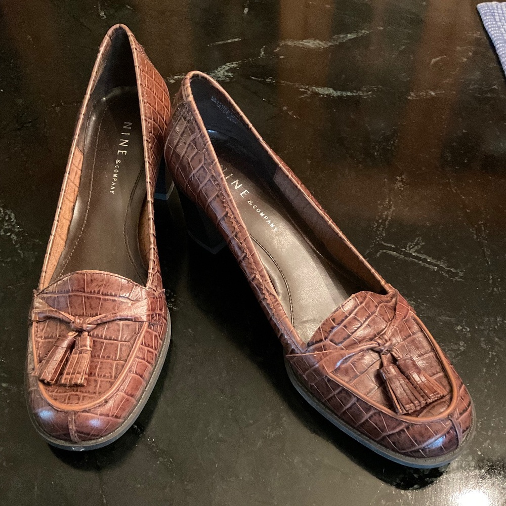 Nine & Company brown croc tasseled heeled loafers size 8.5
